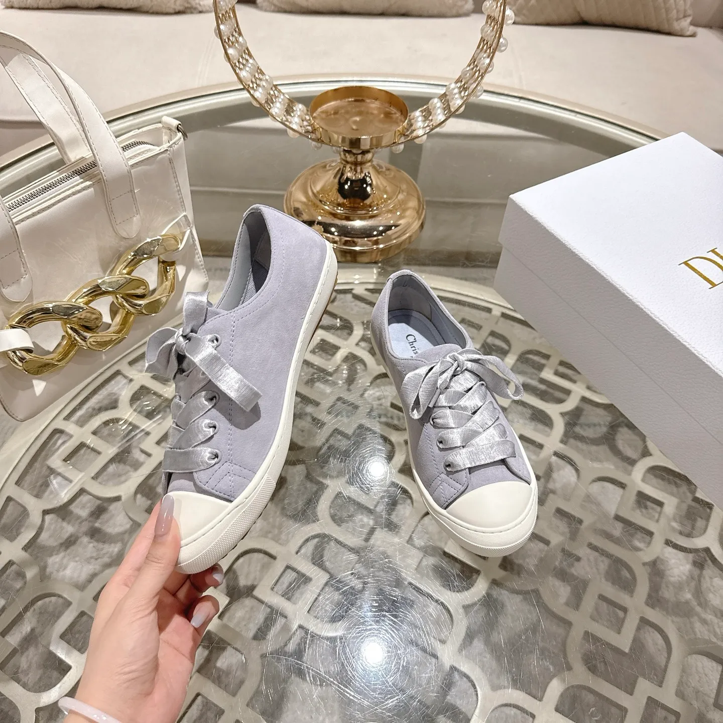 👟👟Ex-factory price 520👟👟 DIOR Dior's 2025 latest lucky satin casual shoes thin-soled shoes. Many celebrity Internet celebrities planted Chanristian Dior logo buckles. The designer really understands the needs of girls in summer. This new product Lucky thin-soled shoes are as cute as her name. The thin sole + shallow mouth design makes the whole pair of shoes very light and easy to wear. Fabric: Satin with wide satin laces of the same color. They are so beautiful that they are speechless in the sun. The soft shoe body looks like stepping on clouds with socks and culottes. It is windy and lazy when walking. It gives you the "effortless" elegance when you take a shot. Outsole: Original molded TPU outsole Size: 35-41 (41 is custom-made and cannot be returned or exchanged)